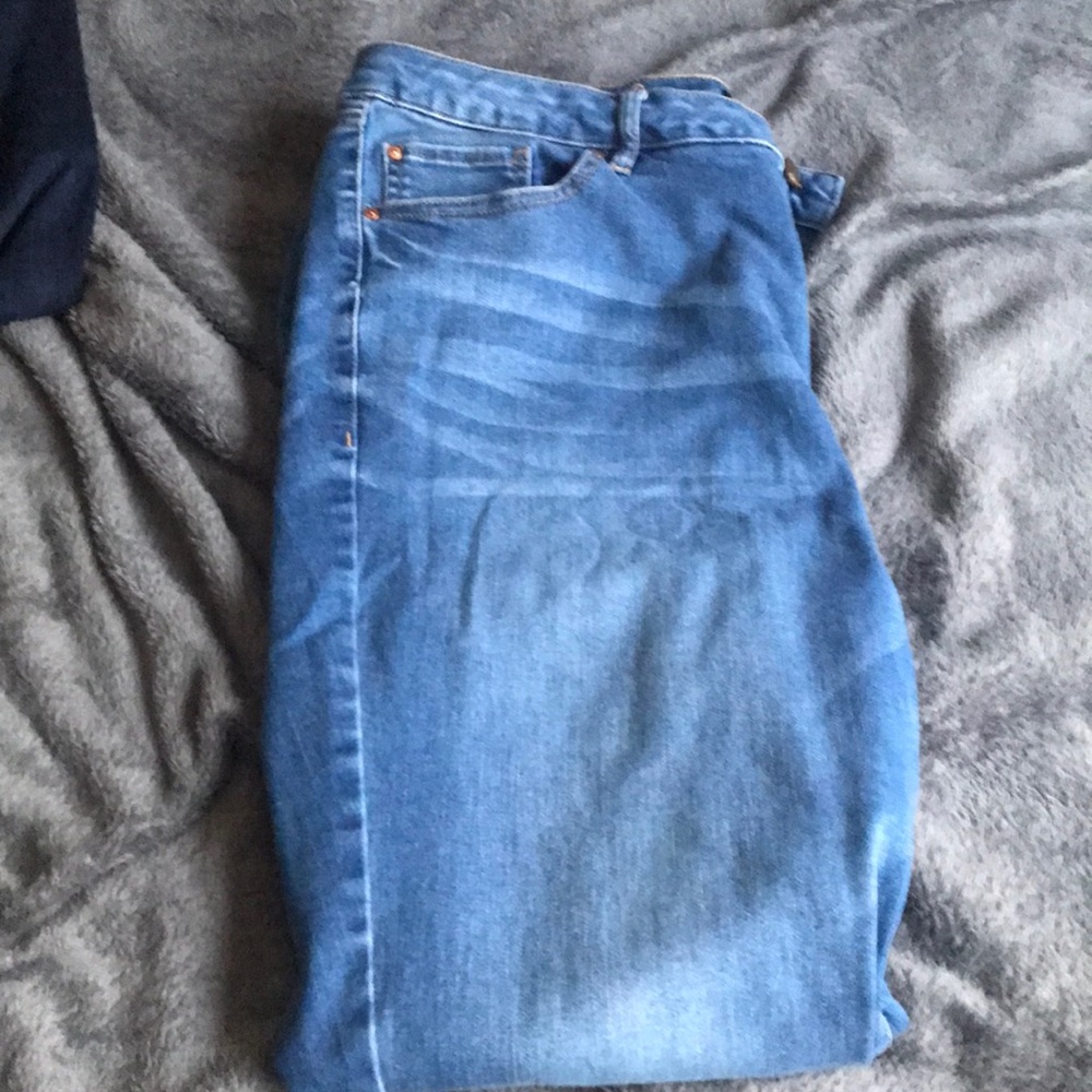 Denim jeans cropped with distressing